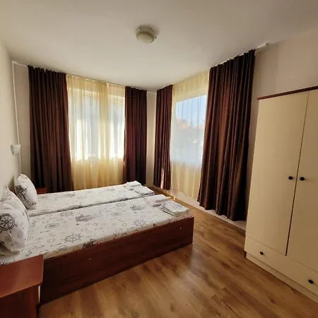 Отель Iceberg 2*